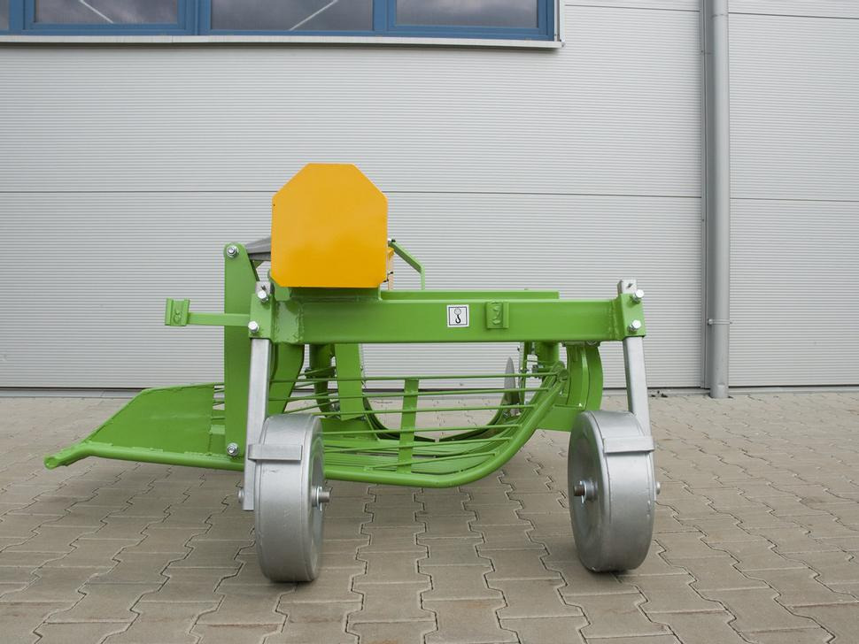 Bomet Siebkettenroder / Potato digger / Arracheuse de pomme de terre / Scavapatate / Однорядная картофельная копалка / Kopaczka do ziemniaków Ursa Z655 - Kombajn za krumpir: slika Bomet Siebkettenroder / Potato digger / Arracheuse de pomme de terre / Scavapatate / Однорядная картофельная копалка / Kopaczka do ziemniaków Ursa Z655 - Kombajn za krumpir Bomet Siebkettenroder / Potato digger / Arracheuse de pomme de terre / Scavapatate / Однорядная картофельная копалка / Kopaczka do ziemniaków Ursa Z655 - Kombajn za krumpir: slika Bomet Siebkettenroder / Potato digger / Arracheuse de pomme de terre / Scavapatate / Однорядная картофельная копалка / Kopaczka do ziemniaków Ursa Z655 - Kombajn za krumpir
