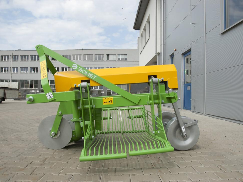 Bomet Siebkettenroder / Potato digger / Arracheuse de pomme de terre / Scavapatate / Однорядная картофельная копалка / Kopaczka do ziemniaków Ursa Z655 - Kombajn za krumpir: slika Bomet Siebkettenroder / Potato digger / Arracheuse de pomme de terre / Scavapatate / Однорядная картофельная копалка / Kopaczka do ziemniaków Ursa Z655 - Kombajn za krumpir Bomet Siebkettenroder / Potato digger / Arracheuse de pomme de terre / Scavapatate / Однорядная картофельная копалка / Kopaczka do ziemniaków Ursa Z655 - Kombajn za krumpir: slika Bomet Siebkettenroder / Potato digger / Arracheuse de pomme de terre / Scavapatate / Однорядная картофельная копалка / Kopaczka do ziemniaków Ursa Z655 - Kombajn za krumpir