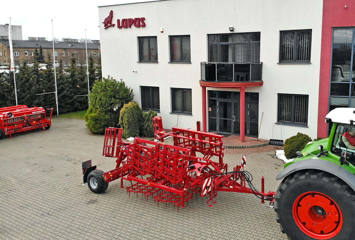 Novi Drljača Lupus Zweireihige Zinkenegge / Tine harrow / Herse à dents / Grada de púas de dos hileras / Erpice / Двухрядная лаповая борона / Brona zębowa 5 m: slika Novi Drljača Lupus Zweireihige Zinkenegge / Tine harrow / Herse à dents / Grada de púas de dos hileras / Erpice / Двухрядная лаповая борона / Brona zębowa 5 m Novi Drljača Lupus Zweireihige Zinkenegge / Tine harrow / Herse à dents / Grada de púas de dos hileras / Erpice / Двухрядная лаповая борона / Brona zębowa 5 m: slika Novi Drljača Lupus Zweireihige Zinkenegge / Tine harrow / Herse à dents / Grada de púas de dos hileras / Erpice / Двухрядная лаповая борона / Brona zębowa 5 m