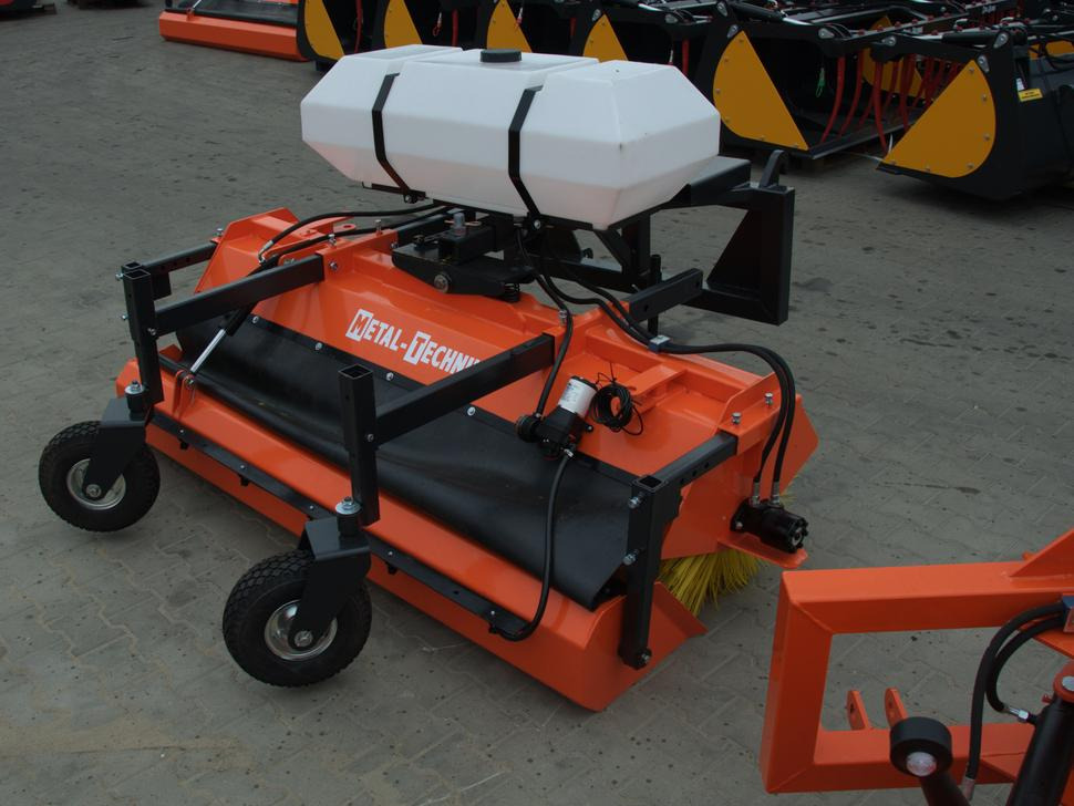 METAL-TECHNIK Kehrmaschine / Sweeper / Balayeuse / Spazzolatrice / Подметательно-уборочная машина / Zamiatarka 2 m - Metla za Prednji utovarivač za traktor: slika METAL-TECHNIK Kehrmaschine / Sweeper / Balayeuse / Spazzolatrice / Подметательно-уборочная машина / Zamiatarka 2 m - Metla za Prednji utovarivač za traktor METAL-TECHNIK Kehrmaschine / Sweeper / Balayeuse / Spazzolatrice / Подметательно-уборочная машина / Zamiatarka 2 m - Metla za Prednji utovarivač za traktor: slika METAL-TECHNIK Kehrmaschine / Sweeper / Balayeuse / Spazzolatrice / Подметательно-уборочная машина / Zamiatarka 2 m - Metla za Prednji utovarivač za traktor