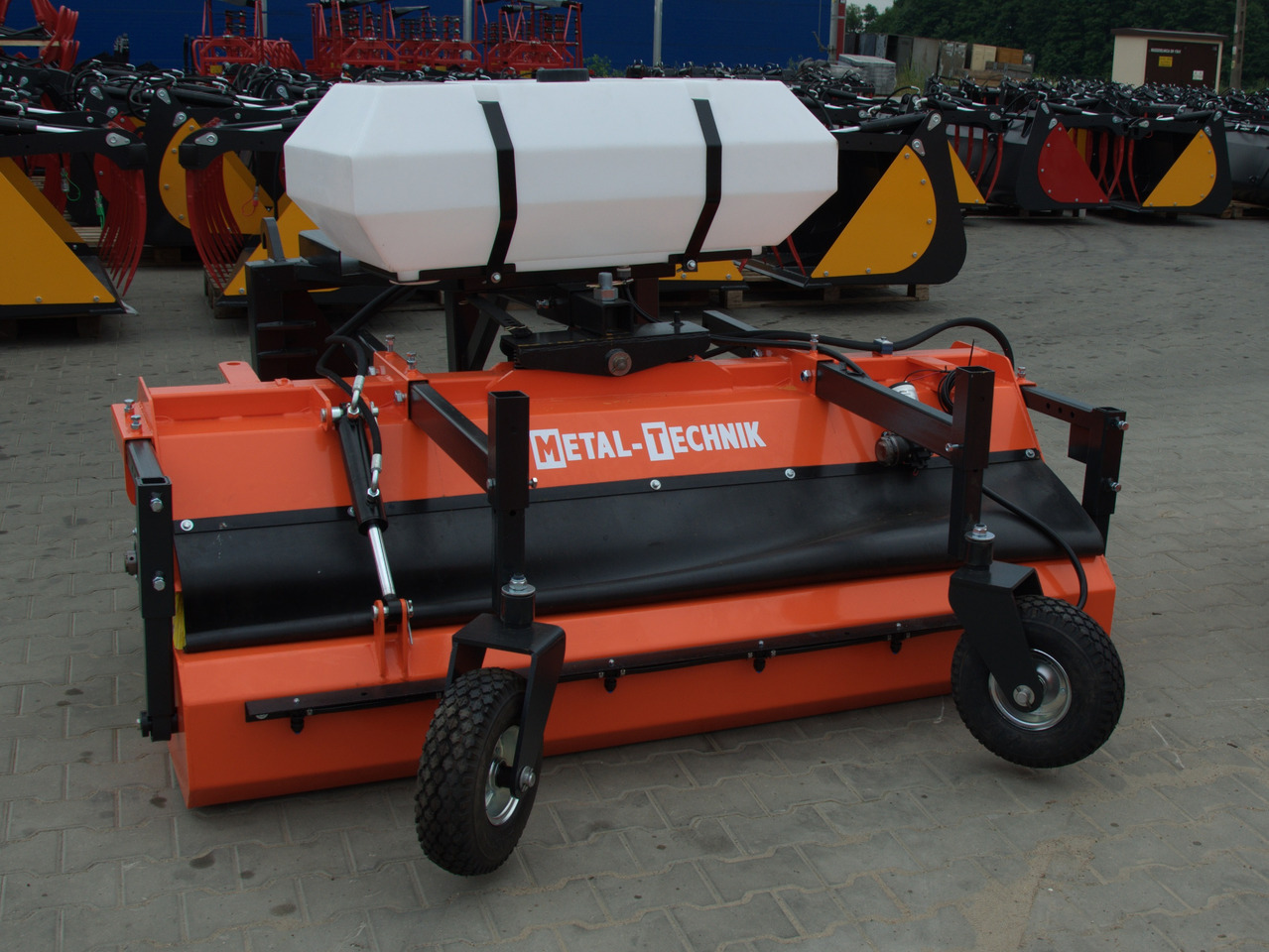 METAL-TECHNIK Kehrmaschine / Sweeper / Balayeuse / Spazzolatrice / Подметательно-уборочная машина / Zamiatarka 2 m - Metla za Prednji utovarivač za traktor: slika METAL-TECHNIK Kehrmaschine / Sweeper / Balayeuse / Spazzolatrice / Подметательно-уборочная машина / Zamiatarka 2 m - Metla za Prednji utovarivač za traktor METAL-TECHNIK Kehrmaschine / Sweeper / Balayeuse / Spazzolatrice / Подметательно-уборочная машина / Zamiatarka 2 m - Metla za Prednji utovarivač za traktor: slika METAL-TECHNIK Kehrmaschine / Sweeper / Balayeuse / Spazzolatrice / Подметательно-уборочная машина / Zamiatarka 2 m - Metla za Prednji utovarivač za traktor