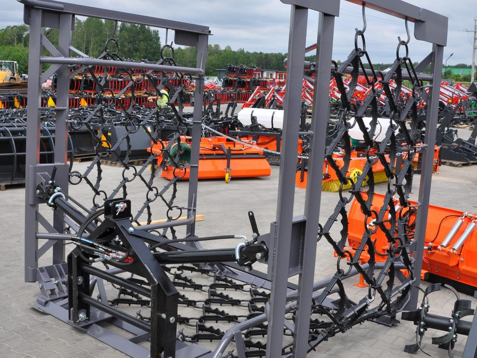 METAL-TECHNIK Wiesenegge / Meadow harrow / Herse de prairie / Strigliatrice / Полевая волокуша / Włóka łąkowa 8 m - Drljača s lancem: slika METAL-TECHNIK Wiesenegge / Meadow harrow / Herse de prairie / Strigliatrice / Полевая волокуша / Włóka łąkowa 8 m - Drljača s lancem METAL-TECHNIK Wiesenegge / Meadow harrow / Herse de prairie / Strigliatrice / Полевая волокуша / Włóka łąkowa 8 m - Drljača s lancem: slika METAL-TECHNIK Wiesenegge / Meadow harrow / Herse de prairie / Strigliatrice / Полевая волокуша / Włóka łąkowa 8 m - Drljača s lancem