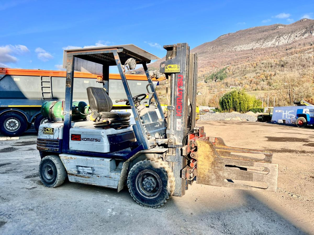 KOMATSU Chariot élévateur à gaz FG25T-11E (AVEC PINCE) - Plinski viličar: slika KOMATSU Chariot élévateur à gaz FG25T-11E (AVEC PINCE) - Plinski viličar KOMATSU Chariot élévateur à gaz FG25T-11E (AVEC PINCE) - Plinski viličar: slika KOMATSU Chariot élévateur à gaz FG25T-11E (AVEC PINCE) - Plinski viličar
