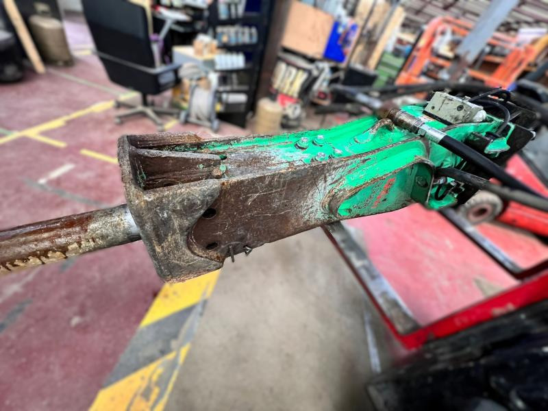 MONTABERT M900 BRH Marteau hydraulique pour 15-25T - Hidraulični čekić: slika MONTABERT M900 BRH Marteau hydraulique pour 15-25T - Hidraulični čekić MONTABERT M900 BRH Marteau hydraulique pour 15-25T - Hidraulični čekić: slika MONTABERT M900 BRH Marteau hydraulique pour 15-25T - Hidraulični čekić