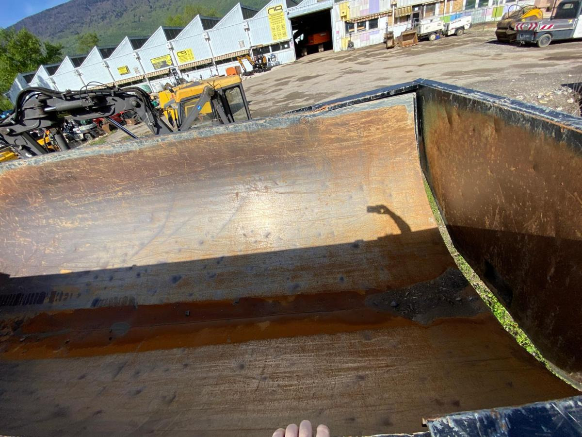 Nagibna prikolica za poljoprivredna gospodarstva/ Istovarivač RECORD R TP17 REMORQUE AGRICOLE: slika Nagibna prikolica za poljoprivredna gospodarstva/ Istovarivač RECORD R TP17 REMORQUE AGRICOLE