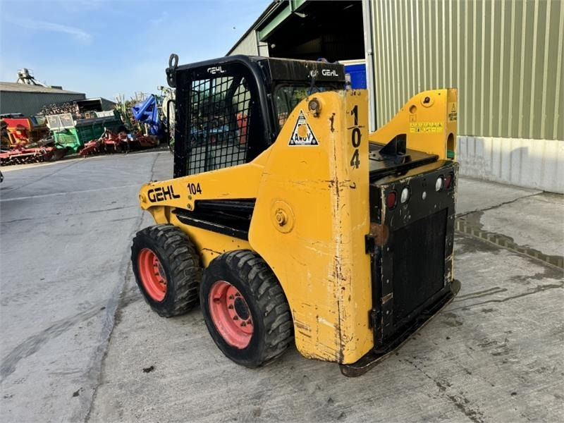 Gehl Gehl R165 Skid Steer - Mini utovarivač: slika Gehl Gehl R165 Skid Steer - Mini utovarivač Gehl Gehl R165 Skid Steer - Mini utovarivač: slika Gehl Gehl R165 Skid Steer - Mini utovarivač