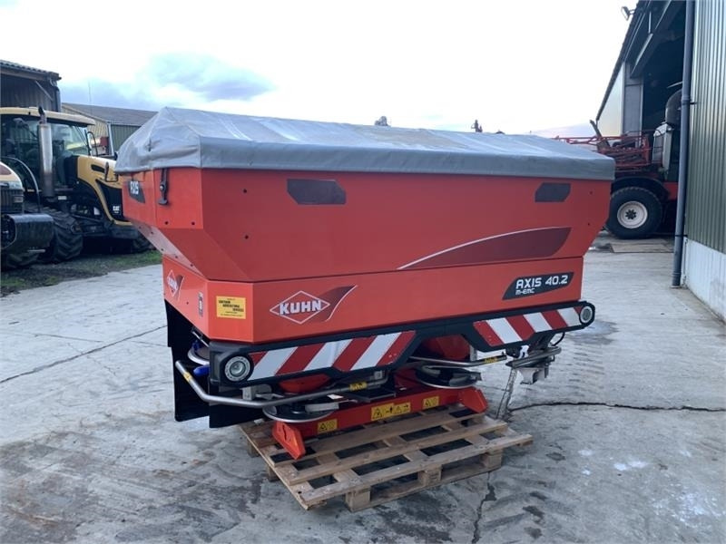 Kuhn Axis 40.2 M-EMC Fert Spreader - Rasipač gnojiva: slika Kuhn Axis 40.2 M-EMC Fert Spreader - Rasipač gnojiva Kuhn Axis 40.2 M-EMC Fert Spreader - Rasipač gnojiva: slika Kuhn Axis 40.2 M-EMC Fert Spreader - Rasipač gnojiva