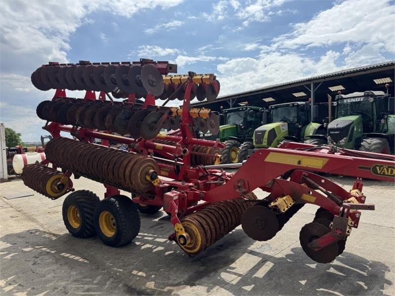 Vaderstad Carrier 820 Cultivator - Traktorska freza: slika Vaderstad Carrier 820 Cultivator - Traktorska freza Vaderstad Carrier 820 Cultivator - Traktorska freza: slika Vaderstad Carrier 820 Cultivator - Traktorska freza