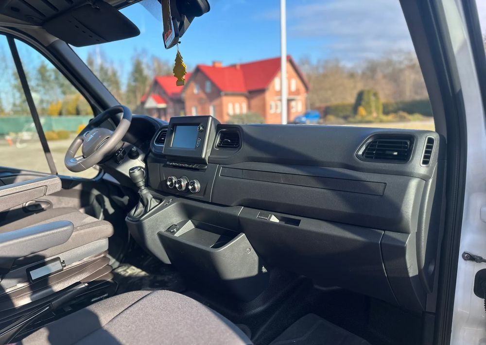 Dostavno vozilo s ceradom Renault Master: slika Dostavno vozilo s ceradom Renault Master