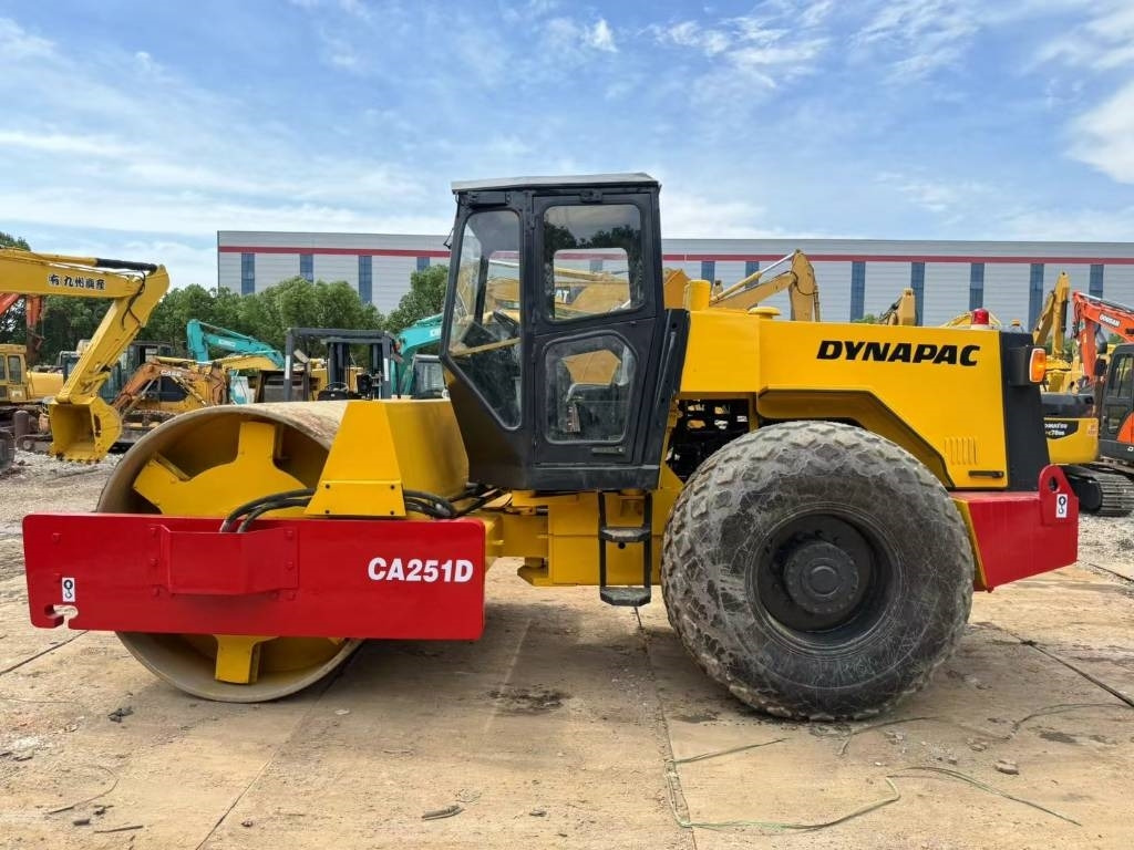 Dynapac CA 251 D - Bager gusjeničar: slika Dynapac CA 251 D - Bager gusjeničar Dynapac CA 251 D - Bager gusjeničar: slika Dynapac CA 251 D - Bager gusjeničar