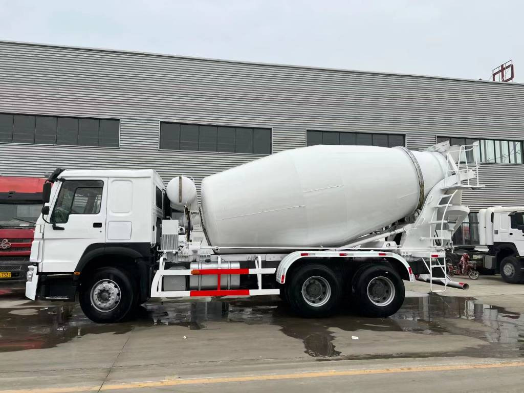 Kamion cisterna Howo 375: slika Kamion cisterna Howo 375