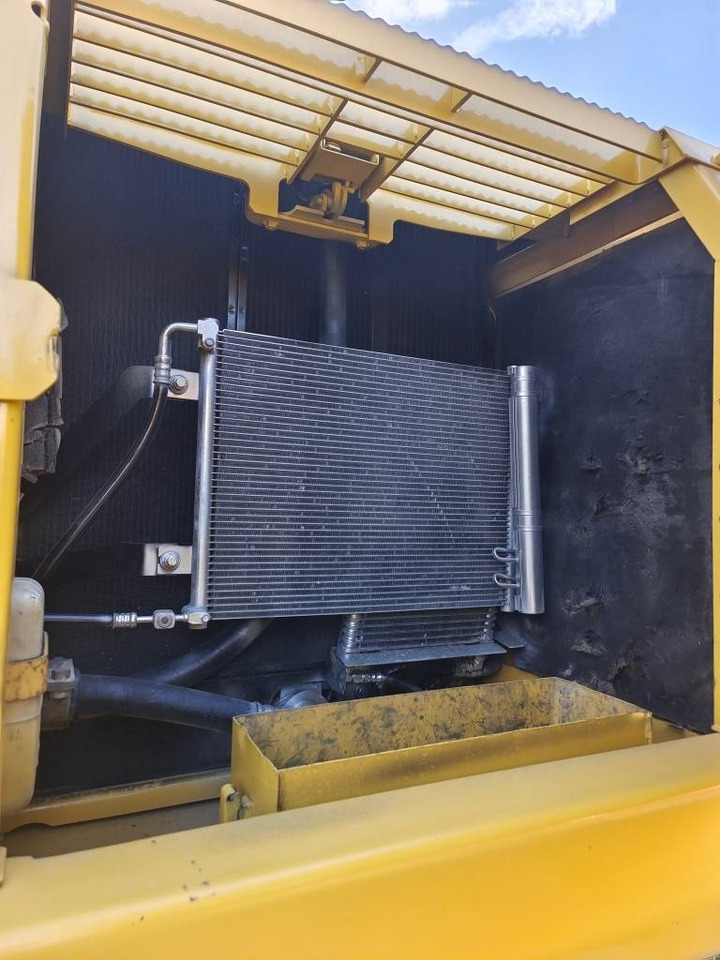 Komatsu PC 220 - Bager gusjeničar: slika  Komatsu PC 220 - Bager gusjeničar Komatsu PC 220 - Bager gusjeničar: slika  Komatsu PC 220 - Bager gusjeničar