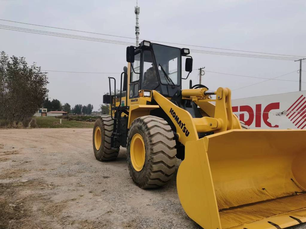 Komatsu WA 320-5 - Utovarivač na kotačima: slika Komatsu WA 320-5 - Utovarivač na kotačima Komatsu WA 320-5 - Utovarivač na kotačima: slika Komatsu WA 320-5 - Utovarivač na kotačima