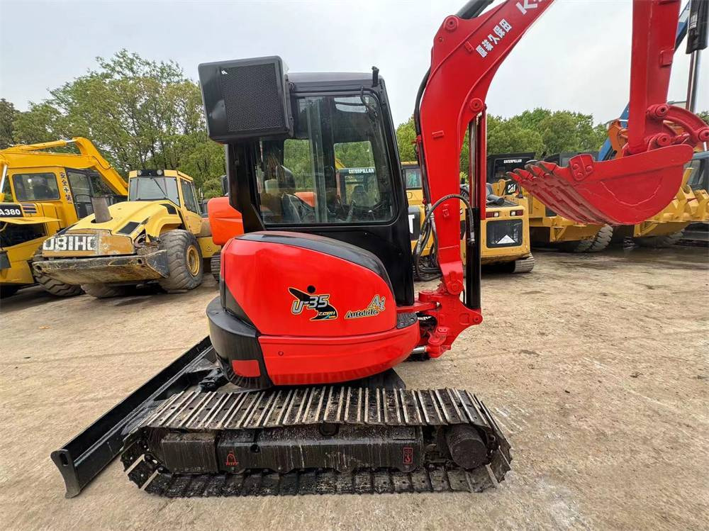 Kubota U 35-3 - Mini bager: slika Kubota U 35-3 - Mini bager Kubota U 35-3 - Mini bager: slika Kubota U 35-3 - Mini bager