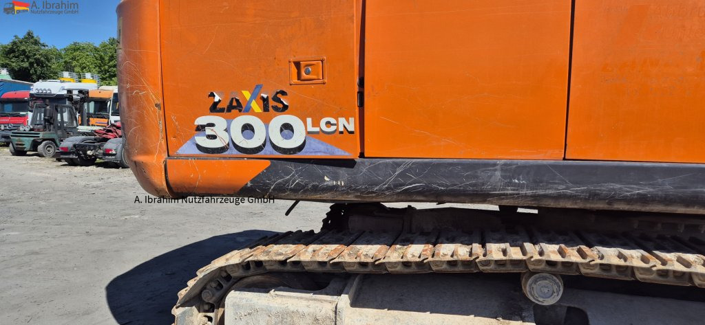 Hitachi ZX 300LCN-6 Schaden imHeckbereich, läuft aber !! 8125 h - Bager gusjeničar: slika Hitachi ZX 300LCN-6 Schaden imHeckbereich, läuft aber !! 8125 h - Bager gusjeničar Hitachi ZX 300LCN-6 Schaden imHeckbereich, läuft aber !! 8125 h - Bager gusjeničar: slika Hitachi ZX 300LCN-6 Schaden imHeckbereich, läuft aber !! 8125 h - Bager gusjeničar