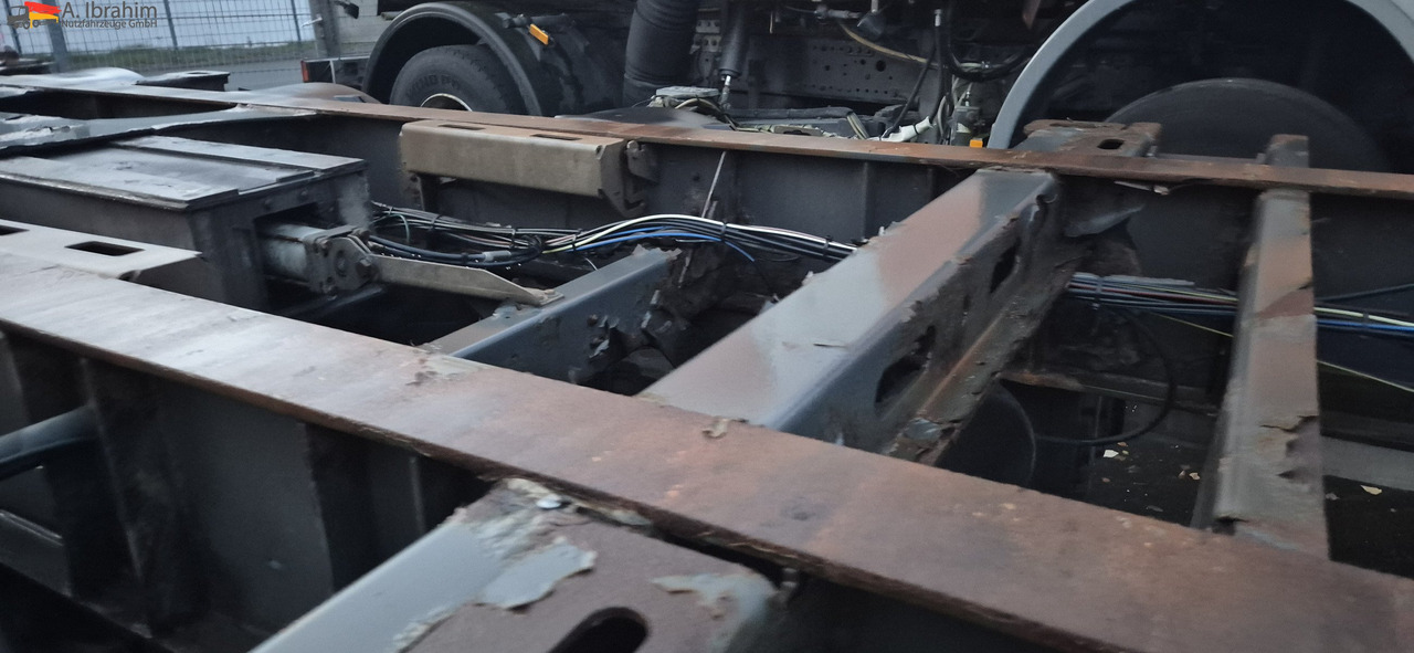 Schmitz SCF24 2x20,30,40,45 ft Multichassis, ausziehbar - Transporter kontejnera/ Poluprikolica s izmjenjivim sanducima: slika Schmitz SCF24 2x20,30,40,45 ft Multichassis, ausziehbar - Transporter kontejnera/ Poluprikolica s izmjenjivim sanducima Schmitz SCF24 2x20,30,40,45 ft Multichassis, ausziehbar - Transporter kontejnera/ Poluprikolica s izmjenjivim sanducima: slika Schmitz SCF24 2x20,30,40,45 ft Multichassis, ausziehbar - Transporter kontejnera/ Poluprikolica s izmjenjivim sanducima