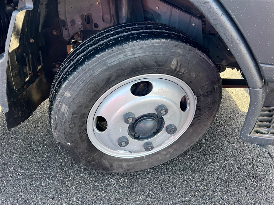 Dostavno vozilo s ravnom platformom Mitsubishi: slika Dostavno vozilo s ravnom platformom Mitsubishi Dostavno vozilo s ravnom platformom Mitsubishi: slika Dostavno vozilo s ravnom platformom Mitsubishi