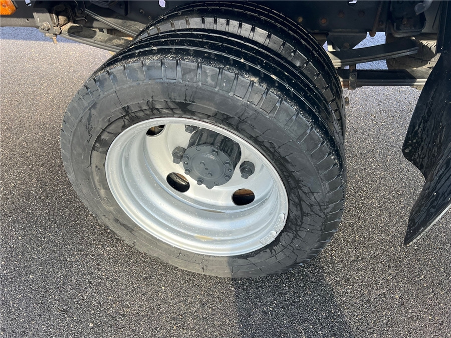 Dostavno vozilo s ravnom platformom Mitsubishi: slika Dostavno vozilo s ravnom platformom Mitsubishi Dostavno vozilo s ravnom platformom Mitsubishi: slika Dostavno vozilo s ravnom platformom Mitsubishi