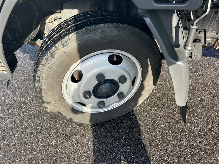 Dostavno vozilo s ravnom platformom Mitsubishi: slika Dostavno vozilo s ravnom platformom Mitsubishi Dostavno vozilo s ravnom platformom Mitsubishi: slika Dostavno vozilo s ravnom platformom Mitsubishi