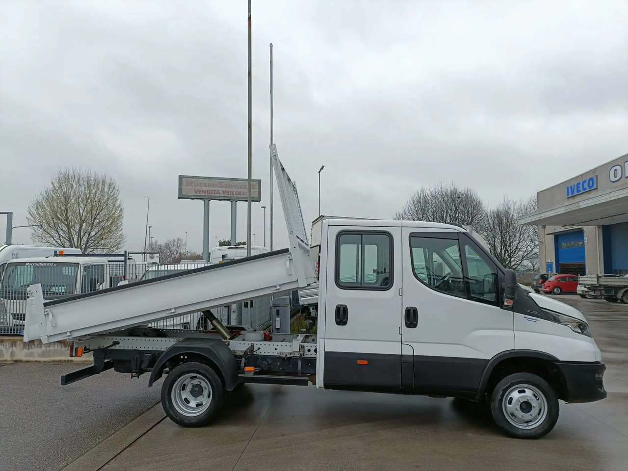 IVECO DAILY 35C14 DOPPIA CABINA RIBALTABILE 2.3 - Mali kamion kiper: slika IVECO DAILY 35C14 DOPPIA CABINA RIBALTABILE 2.3 - Mali kamion kiper IVECO DAILY 35C14 DOPPIA CABINA RIBALTABILE 2.3 - Mali kamion kiper: slika IVECO DAILY 35C14 DOPPIA CABINA RIBALTABILE 2.3 - Mali kamion kiper