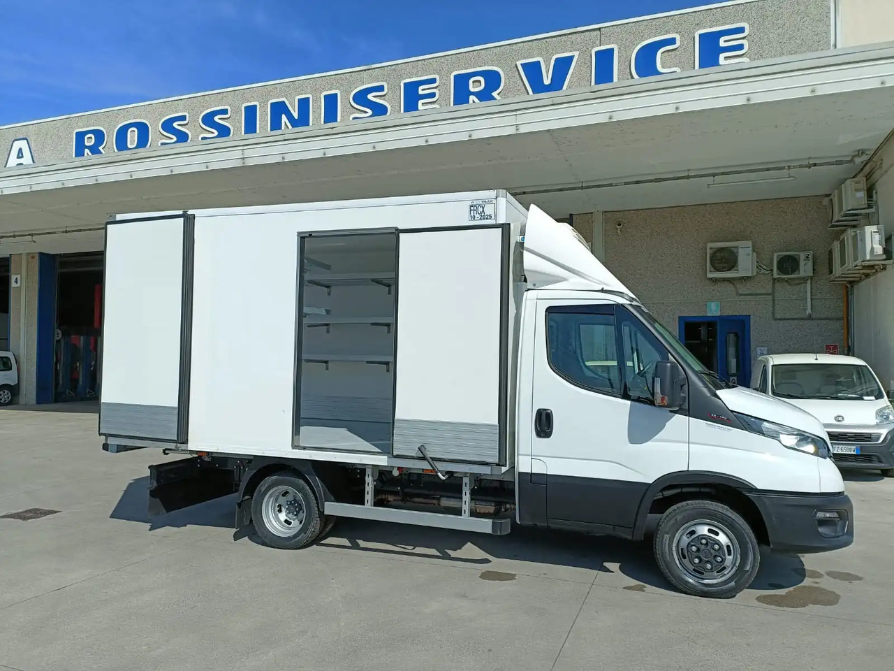 IVECO DAILY 35C18 FRCX 10/2025 - Dostavno vozilo hladnjača: slika IVECO DAILY 35C18 FRCX 10/2025 - Dostavno vozilo hladnjača IVECO DAILY 35C18 FRCX 10/2025 - Dostavno vozilo hladnjača: slika IVECO DAILY 35C18 FRCX 10/2025 - Dostavno vozilo hladnjača