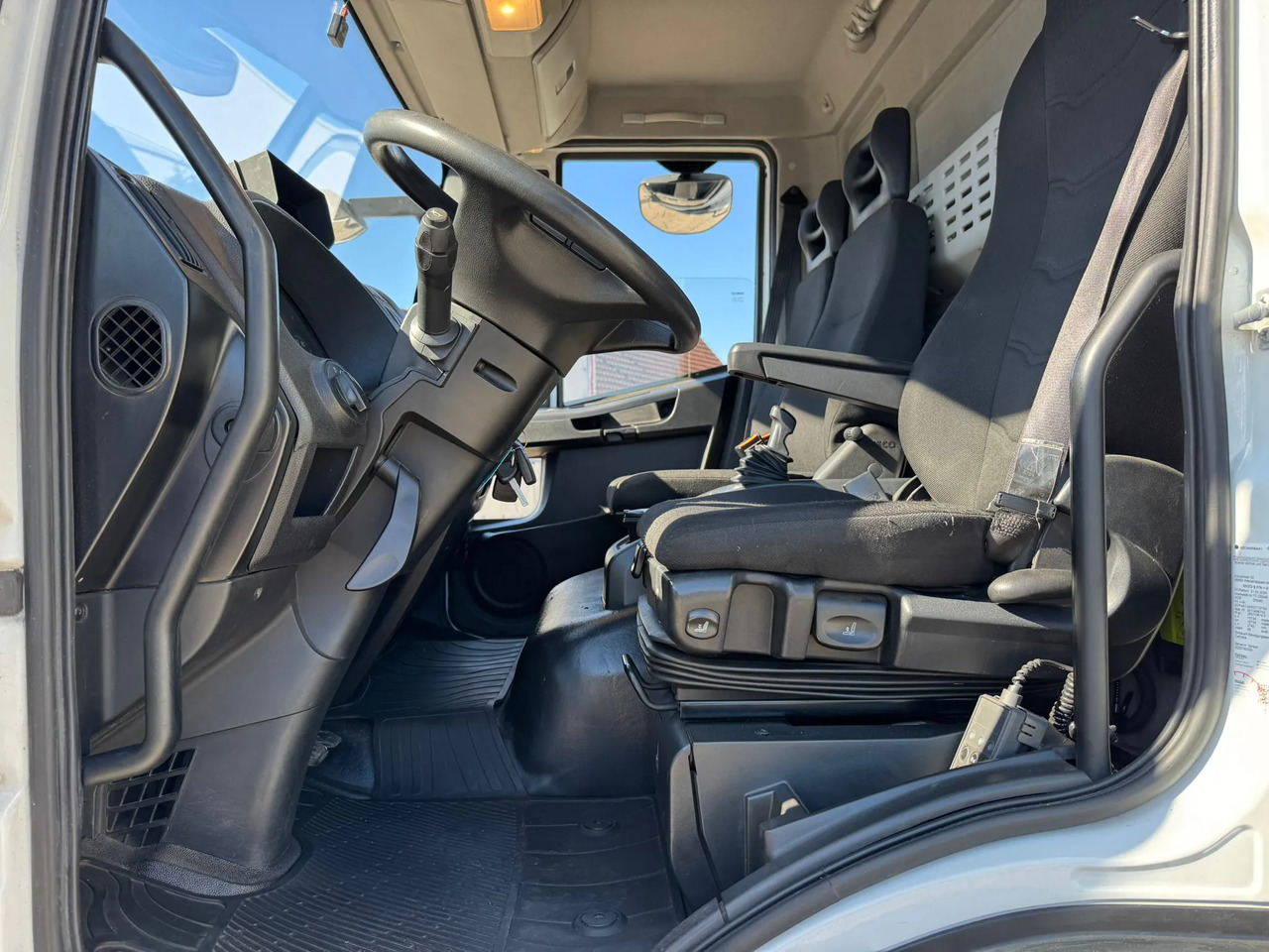 IVECO EUROCARGO 140E28P - Kamion s ceradom: slika IVECO EUROCARGO 140E28P - Kamion s ceradom IVECO EUROCARGO 140E28P - Kamion s ceradom: slika IVECO EUROCARGO 140E28P - Kamion s ceradom