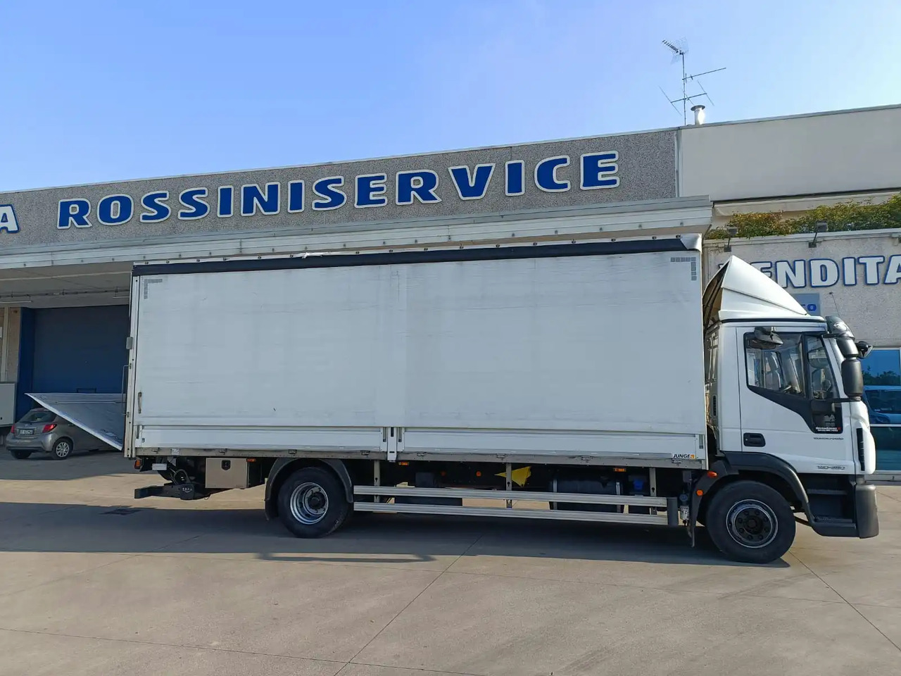 IVECO EUROCARGO 140E28P - Kamion s ceradom: slika IVECO EUROCARGO 140E28P - Kamion s ceradom IVECO EUROCARGO 140E28P - Kamion s ceradom: slika IVECO EUROCARGO 140E28P - Kamion s ceradom