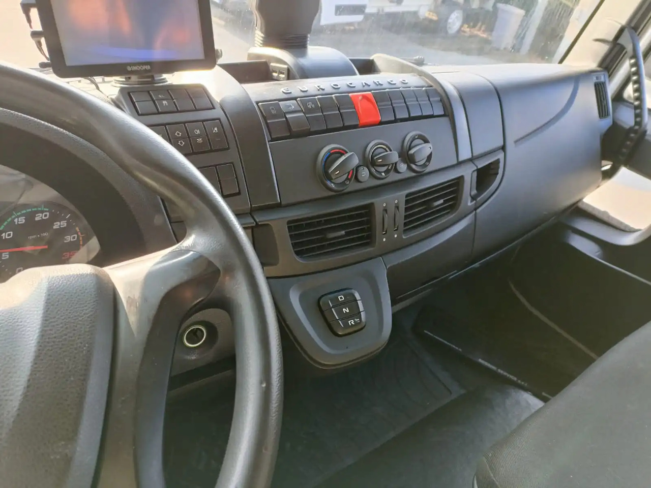 IVECO EUROCARGO 140E28P - Kamion-šasija: slika IVECO EUROCARGO 140E28P - Kamion-šasija IVECO EUROCARGO 140E28P - Kamion-šasija: slika IVECO EUROCARGO 140E28P - Kamion-šasija