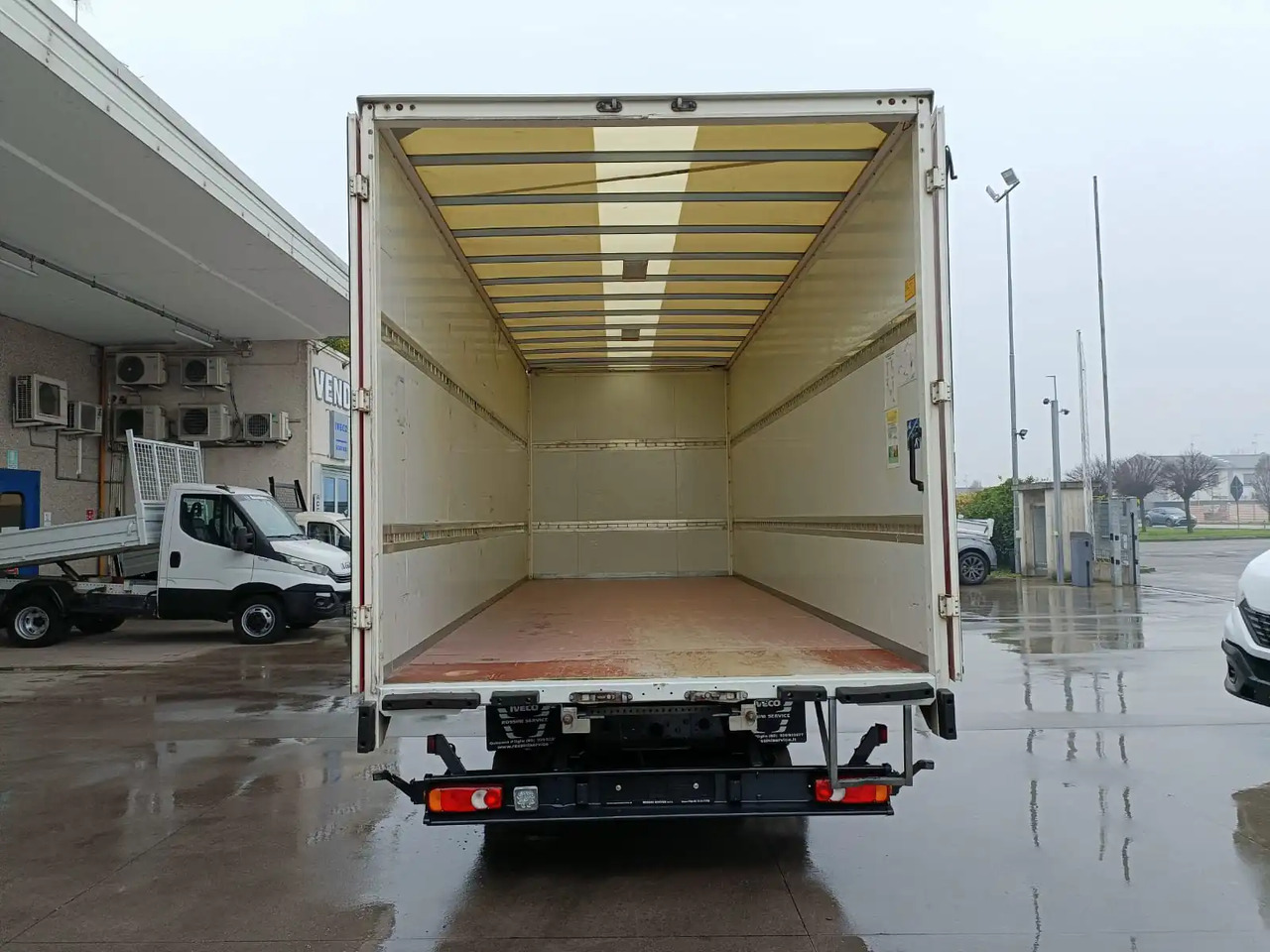IVECO EUROCARGO 75E19 / 80E19 / 86E19 - Kamion sandučar: slika IVECO EUROCARGO 75E19 / 80E19 / 86E19 - Kamion sandučar IVECO EUROCARGO 75E19 / 80E19 / 86E19 - Kamion sandučar: slika IVECO EUROCARGO 75E19 / 80E19 / 86E19 - Kamion sandučar