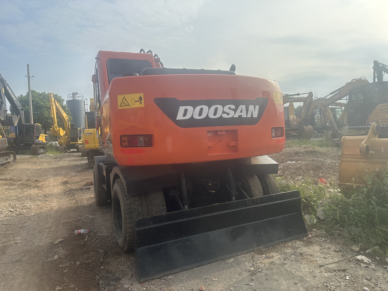 Bager na kotačima Doosan DX150W-9C: slika Bager na kotačima Doosan DX150W-9C Bager na kotačima Doosan DX150W-9C: slika Bager na kotačima Doosan DX150W-9C