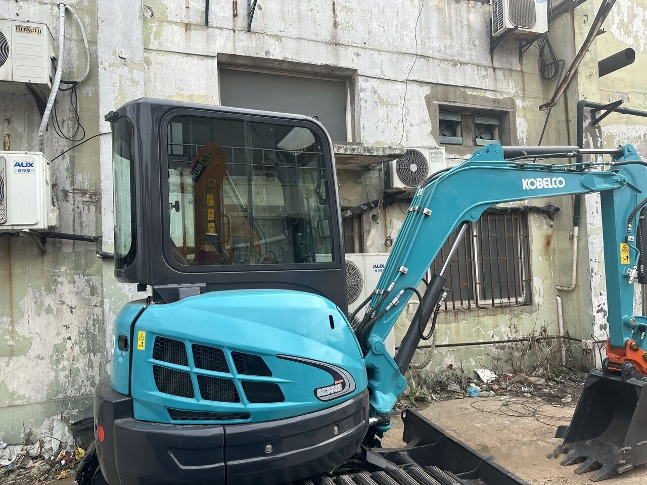 Kobelco SK35SR-5 - Mini bager: slika Kobelco SK35SR-5 - Mini bager Kobelco SK35SR-5 - Mini bager: slika Kobelco SK35SR-5 - Mini bager