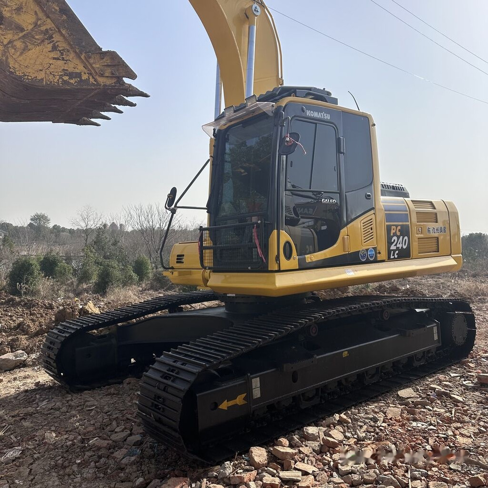 Komatsu PC240-8 - Bager gusjeničar: slika Komatsu PC240-8 - Bager gusjeničar Komatsu PC240-8 - Bager gusjeničar: slika Komatsu PC240-8 - Bager gusjeničar