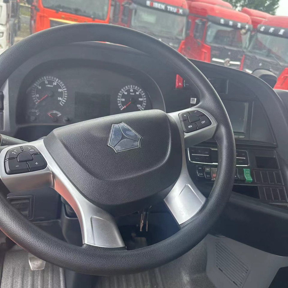 Sinotruk - Tegljač: slika Sinotruk - Tegljač Sinotruk - Tegljač: slika Sinotruk - Tegljač