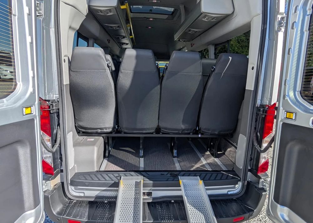 Novi Minibus, Putnički kombi Ford Transit: slika Novi Minibus, Putnički kombi Ford Transit