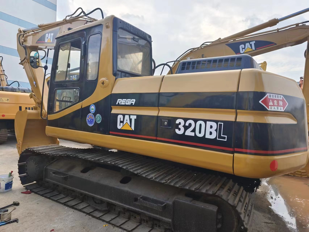Bager gusjeničar CATERPILLAR 320BL: slika Bager gusjeničar CATERPILLAR 320BL
