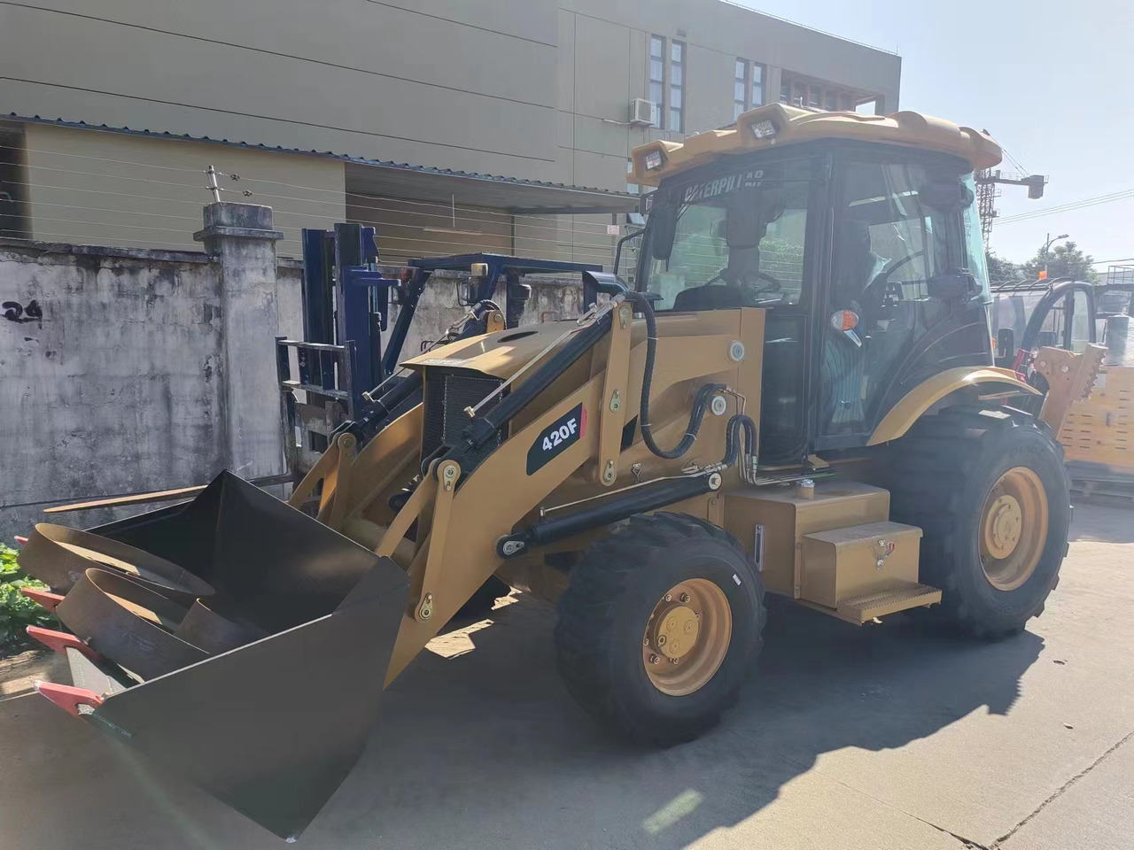 CATERPILLAR 420F - Rovokopač-utovarivač: slika CATERPILLAR 420F - Rovokopač-utovarivač CATERPILLAR 420F - Rovokopač-utovarivač: slika CATERPILLAR 420F - Rovokopač-utovarivač