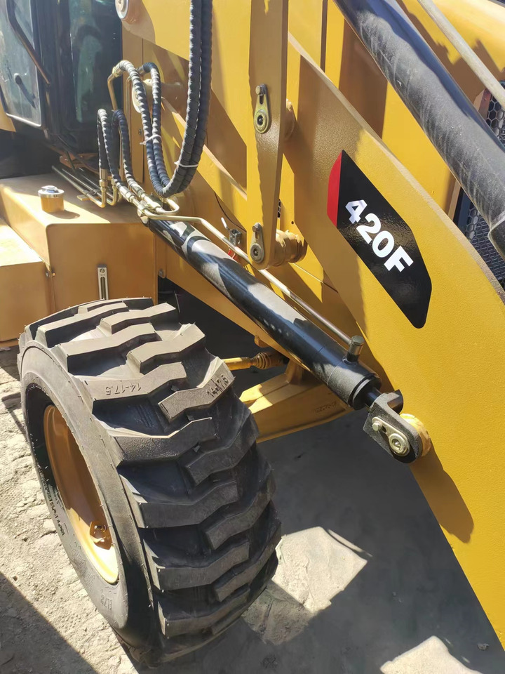 Rovokopač-utovarivač CATERPILLAR 420F: slika Rovokopač-utovarivač CATERPILLAR 420F