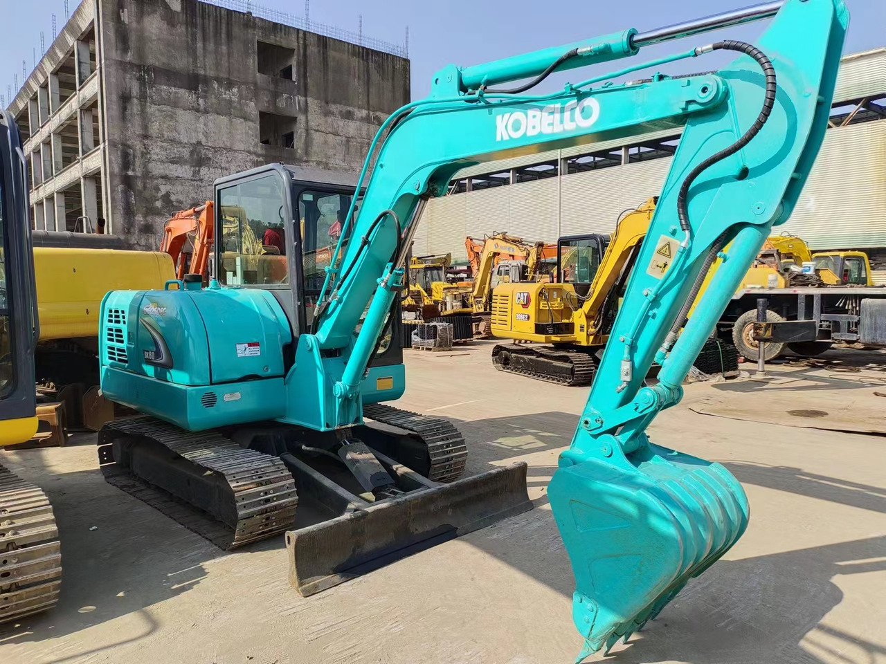 KOBELCO SK60-8 - Mini bager: slika KOBELCO SK60-8 - Mini bager KOBELCO SK60-8 - Mini bager: slika KOBELCO SK60-8 - Mini bager