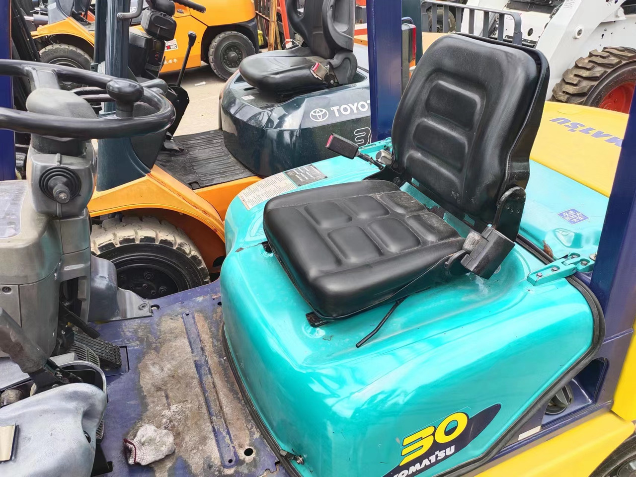 KOMATSU FD30 - Diesel viličar: slika KOMATSU FD30 - Diesel viličar KOMATSU FD30 - Diesel viličar: slika KOMATSU FD30 - Diesel viličar