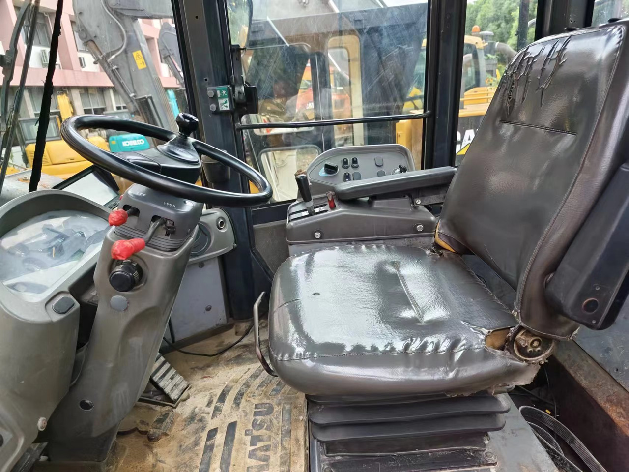 KOMATSU WA380-6 - Utovarivač na kotačima: slika KOMATSU WA380-6 - Utovarivač na kotačima KOMATSU WA380-6 - Utovarivač na kotačima: slika KOMATSU WA380-6 - Utovarivač na kotačima