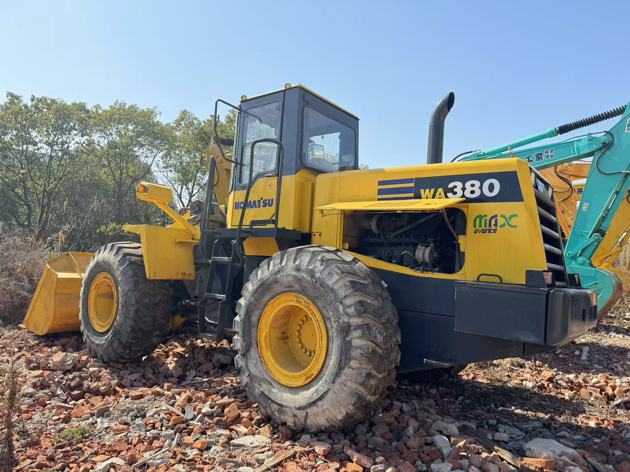 KOMATSU WA380 - Utovarivač na kotačima: slika KOMATSU WA380 - Utovarivač na kotačima KOMATSU WA380 - Utovarivač na kotačima: slika KOMATSU WA380 - Utovarivač na kotačima