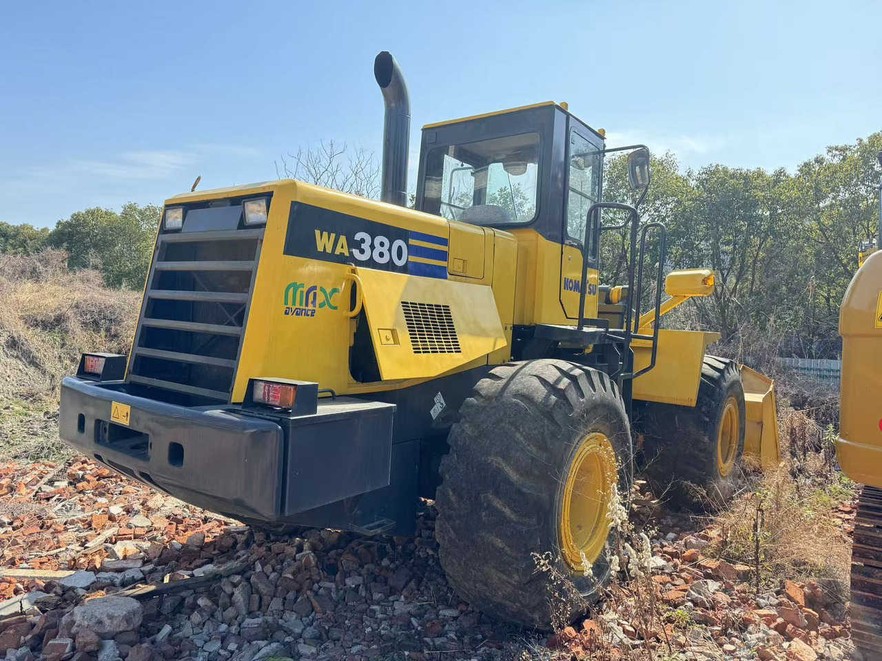 KOMATSU WA380 - Utovarivač na kotačima: slika KOMATSU WA380 - Utovarivač na kotačima KOMATSU WA380 - Utovarivač na kotačima: slika KOMATSU WA380 - Utovarivač na kotačima