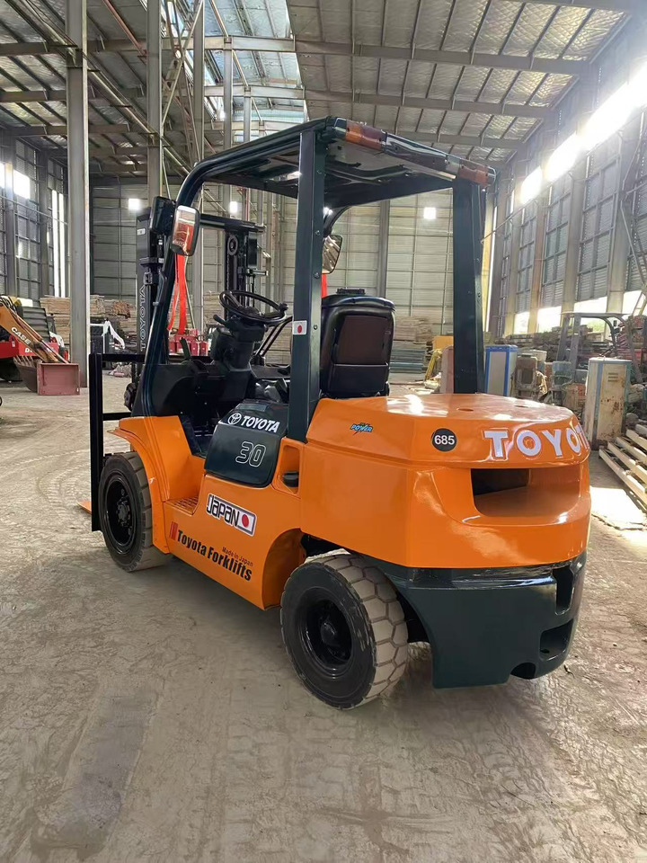 TOYOTA FD30 - Diesel viličar: slika TOYOTA FD30 - Diesel viličar TOYOTA FD30 - Diesel viličar: slika TOYOTA FD30 - Diesel viličar