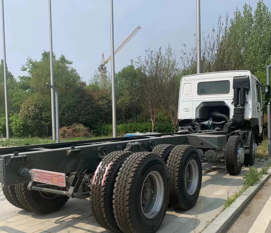 HOWO 6X4 - Tegljač: slika HOWO 6X4 - Tegljač HOWO 6X4 - Tegljač: slika HOWO 6X4 - Tegljač