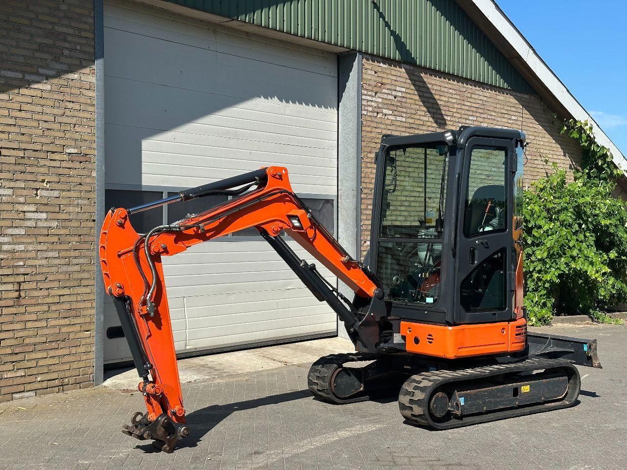 Hitachi ZX26U-6CR - Mini bager: slika Hitachi ZX26U-6CR - Mini bager Hitachi ZX26U-6CR - Mini bager: slika Hitachi ZX26U-6CR - Mini bager