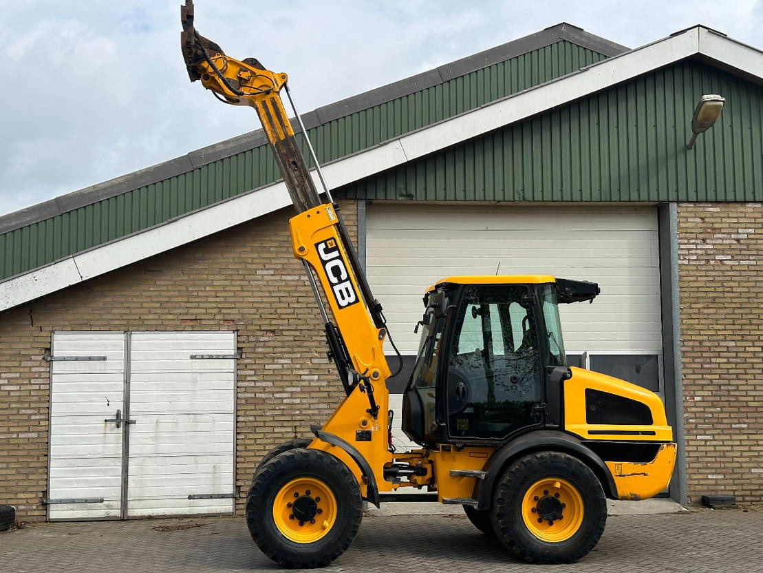 JCB TM220 SV A - Teleskopski utovarivač na kotačima: slika JCB TM220 SV A - Teleskopski utovarivač na kotačima JCB TM220 SV A - Teleskopski utovarivač na kotačima: slika JCB TM220 SV A - Teleskopski utovarivač na kotačima