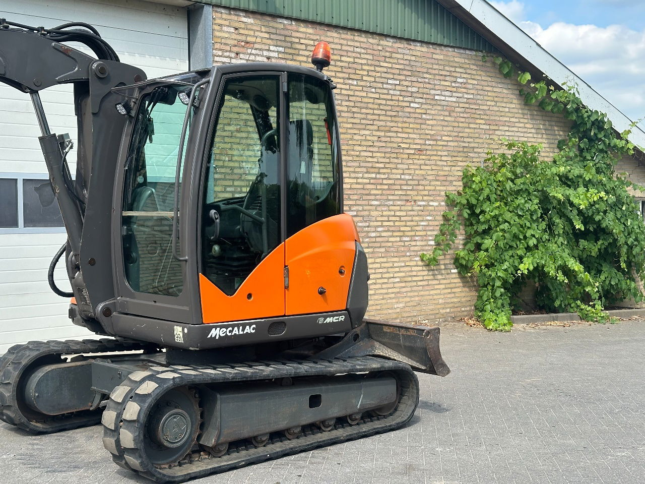 Mecalac 6MCR - Mini bager: slika Mecalac 6MCR - Mini bager Mecalac 6MCR - Mini bager: slika Mecalac 6MCR - Mini bager