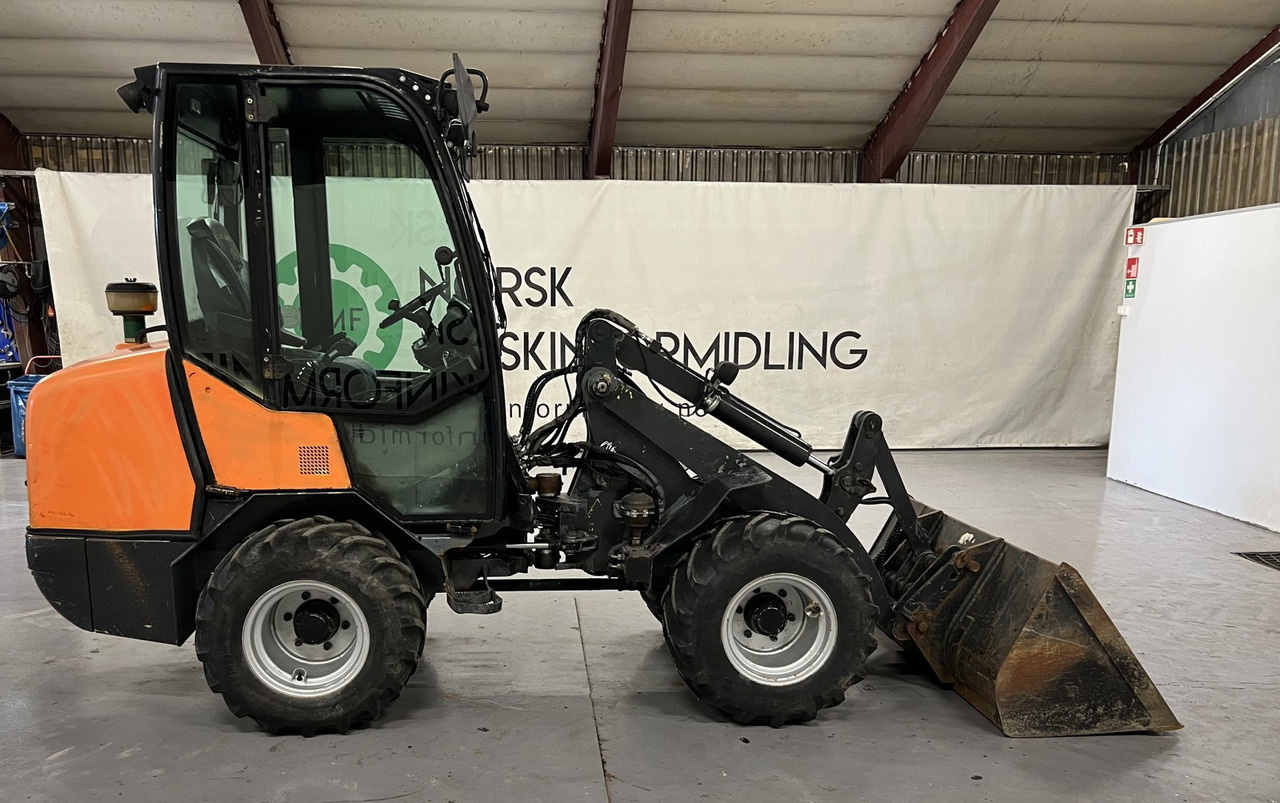 Giant V452T X-TRA HD - Utovarivač na kotačima: slika Giant V452T X-TRA HD - Utovarivač na kotačima Giant V452T X-TRA HD - Utovarivač na kotačima: slika Giant V452T X-TRA HD - Utovarivač na kotačima