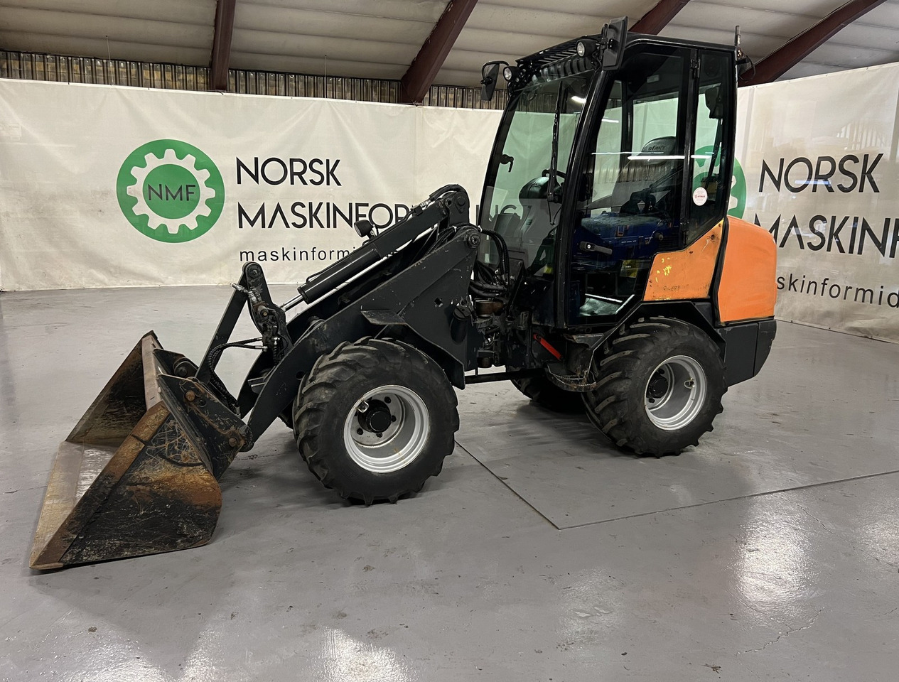 Giant V452T X-TRA HD - Utovarivač na kotačima: slika Giant V452T X-TRA HD - Utovarivač na kotačima Giant V452T X-TRA HD - Utovarivač na kotačima: slika Giant V452T X-TRA HD - Utovarivač na kotačima