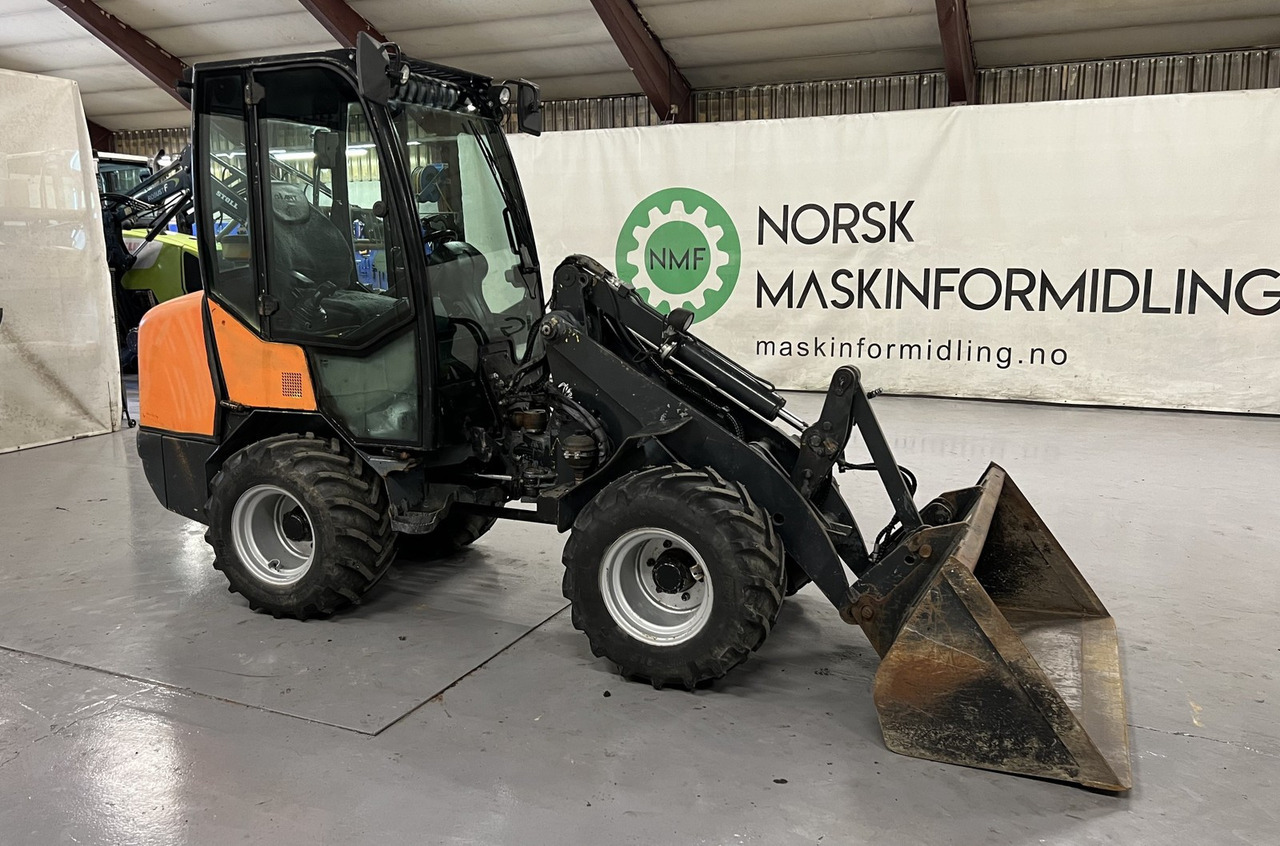 Giant V452T X-TRA HD - Utovarivač na kotačima: slika Giant V452T X-TRA HD - Utovarivač na kotačima Giant V452T X-TRA HD - Utovarivač na kotačima: slika Giant V452T X-TRA HD - Utovarivač na kotačima